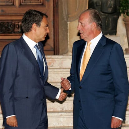 Don Juan Carlos recibe a José Luís Roldríguez Zapatero a las puertas del Palacio de Marivent.