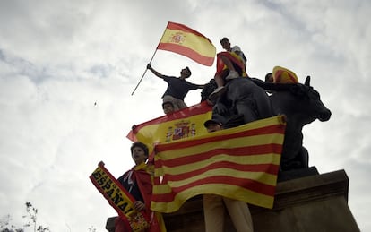 Un grupo de manifestantes ondean banderas catalanas y españolas durante la marcha.