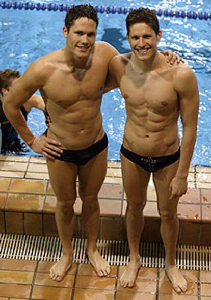 Aschwin, a la derecha, con su hermano Olaf, en la piscina cubierta.