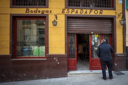 Fachada del local de Bodegas Espadafor.