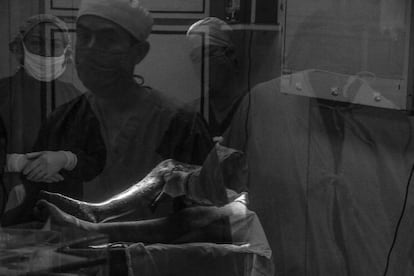 Un equipo de cirujanos se prepara para operar a un joven herido en una de sus piernas con los derrumbamientos durante el terremoto en un hospital local el 7 de julio 2015, cerca de Banepa. La preparación y dedicación de los médicos nepalíes ha sido uno de los factores decisivos y mas positivos desde el pasado 25 de abril. Como han confirmado muchas organizaciones internacionales, este factor ha ayudado a que la cifra de victimas no haya sido superior.