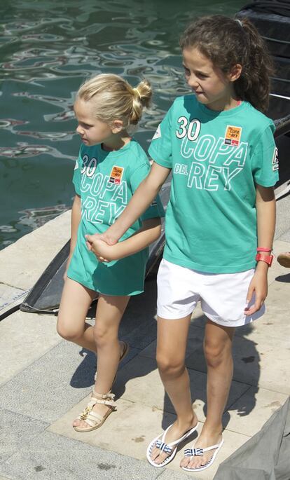 Las hijas pequeñas de las infantas Elena y Cristina, Irene Urdangarin (de seis años, izquierda) y Victoria Federica Marichalar (10 años, derecha) pasean juntas por el Club Naútico de Mallorca antes de embarcar en el 'Somni'.