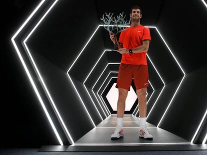 Khachanov posa con el trofeo de París-Bercy el pasado domingo.