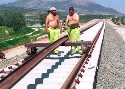Dos trabajadores, ayer, en las obras ferroviales del tramo Loja-Tocón, en Granada.
