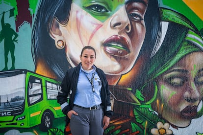 Paola Pérez, operadora de buses, posa para un retrato en los patios de La Rolita en Bogotá, el 8 de noviembre del 2022.