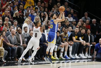 Stephen Curry, lanza un triple ante Portland