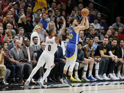 Stephen Curry, lanza un triple ante Portland