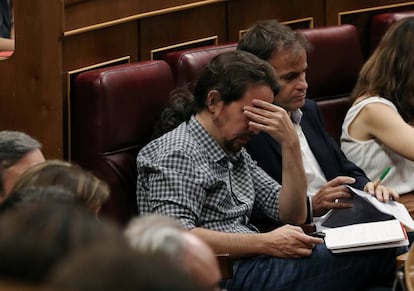 El líder de Unidas Podemos Pablo Iglesias consulta su teléfono móvil durante la primera jornada del debate de investidura.