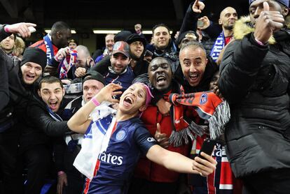 Aficionados del Paris Saint-Germain celebran la victoria de su equipo contra el Chelsea en Stamford Bridge. 