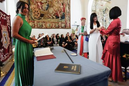 La vicealcaldesa de Madrid y candidata de CS, Begoña Villacís (a la izquierda), oficia la boda civil de Yvonne y Sandra, que han elegido esta jornada de reflexión para casarse en la Casa de la Panadería de la capital.