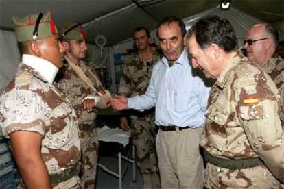 José Antonio Alonso y el general Félix Sanz conversan, en la base de Herat, con soldados heridos en un accidente.