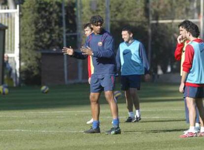 Rijkaard dirige un entrenamiento del barcelona.