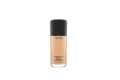 El maquillaje infalible, de M∙A∙C  Cosmetics
Su fórmula 24 horas es una realidad: la base de maquillaje Studio fix fluid SPF 15 de M∙A∙C  Cosmetics combina un acabado mate natural y una cobertura alta durante todo el día. Cómoda y ultra duradera, minimiza el poro y las imperfecciones para dar a tu rostro un aspecto healthy y sedoso a prueba de cualquier selfie navideño. Apta para todo tipo de pieles, está especialmente dirigida para las pieles grasas. Precio: 33,50 euros.