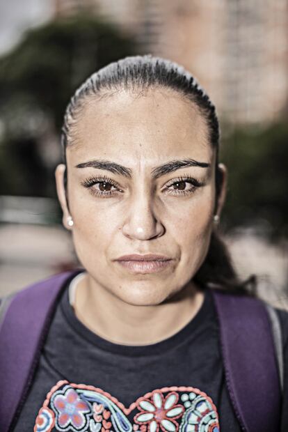 “Como professores, somos líderes sociais, e isso dói. Estou preocupada com a educação, que ao longo dos anos sempre esteve em segundo plano. Para erradicar a guerra, precisamos primeiro nos educar. Protesto pela justiça social, pela humanização de todo o povo colombiano. Peço ao governo que faça realmente um pronunciamento concreto e verdadeiro por todas as injustiças, por todos os estudantes que foram violados, são muitos dias de luta e resistência ”, diz Mayerli Arias, 29 anos, professora de uma escola.