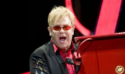 Elton John en 2009 en Barcelona durante la gira "The red piano"
