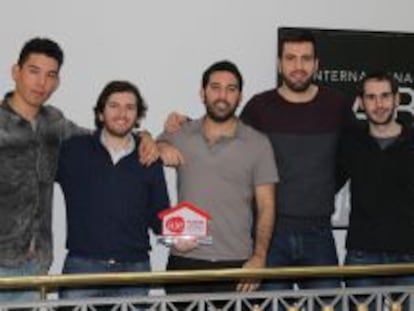 El equipo de Qhaceshoy? con el premio AJE StartUp.