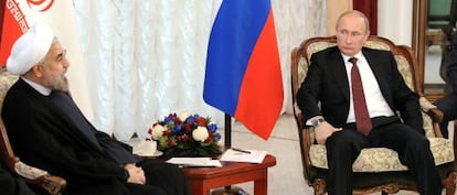 El presidente de Ir&aacute;n, Hasan Rohan&iacute; (izquierda), conversa con el presidente de Rusia, Vlad&iacute;mir Putin en Biskek (Kirguizist&aacute;n).