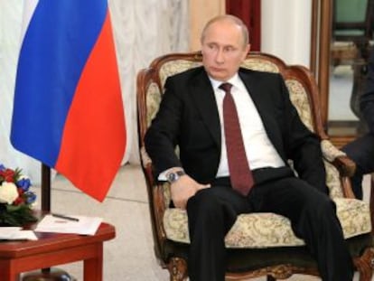 El presidente de Irán, Hasan Rohaní (izquierda), conversa con el presidente de Rusia, Vladímir Putin en Biskek (Kirguizistán).