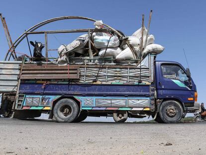 Varios residentes huyen con sus pertenencias del bombardeo del régimen sirio sobre el campo sur de la provincia de Idlib, controlada por los yihadistas.