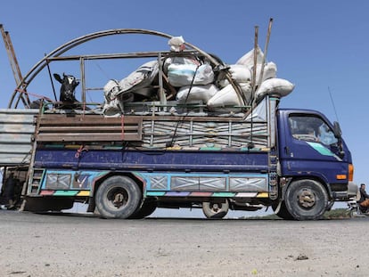 Varios residentes huyen con sus pertenencias del bombardeo del régimen sirio sobre el campo sur de la provincia de Idlib, controlada por los yihadistas.