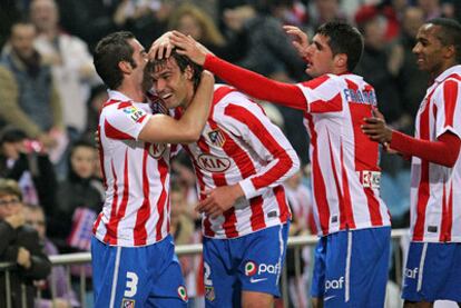 Antonio López, Fran Mérida y Assunção felicitan a Valera por su gol.