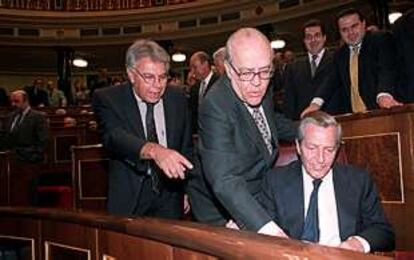 Los ex presidentes del Gobierno Felipe González, Leopoldo Calvo-Sotelo y Adolfo Suárez, en el hemiciclo del Congreso de los Diputados.