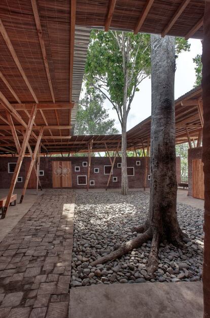 Con los materiales de cada zona, como rocas y madera, los arquitectos noruegos Andreas G. Gjertsen y Yashar Hanstad levantan sus creaciones. Como este centro de enseñanza para agricultores en Indonesia.