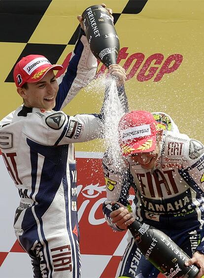 Como ocurriera en el Gran Premio de Cataluña, los dos pilotos de Yamaha han ocupado las dos primeras plazas del podio, en orden idéntico. Lorenzo ha sido el único piloto capaz de seguir el ritmo impuesto por su compañero Rossi, pero no ha podido alcanzarle en la pista.- Stoner ha sido tercero.