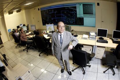 El ingeniero Avelino Martínez, en el centro del control de gestión hídrica y abastecimiento del Canal de Isabel II.