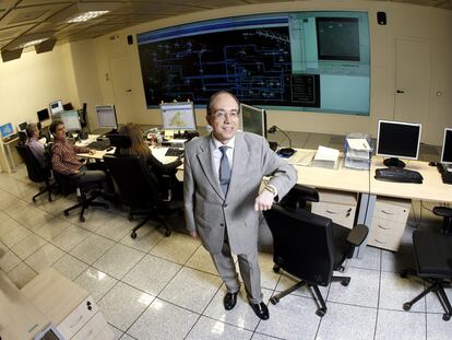 El ingeniero Avelino Martínez, en el centro del control de gestión hídrica y abastecimiento del Canal de Isabel II.