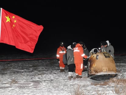 Recogida de las muestras lunares enviadas por la sonda 'Chang'e 5', en 2020.