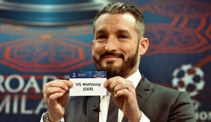 Zambrotta exhibe la tarjeta del Wolfsburgo.