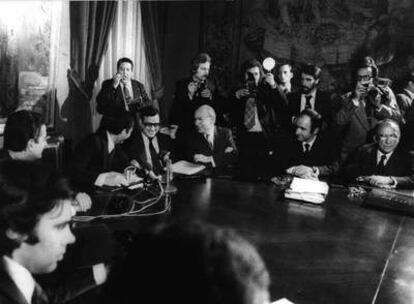 Felipe González, a la izquierda, seguido de Landelino Lavilla, Adolfo Suárez, Martín Villa, Tierno Galván, Miguel Roca y Santiago Carrillo, en la firma de los Pactos de la Moncloa, 1 de octubre de 1977.
