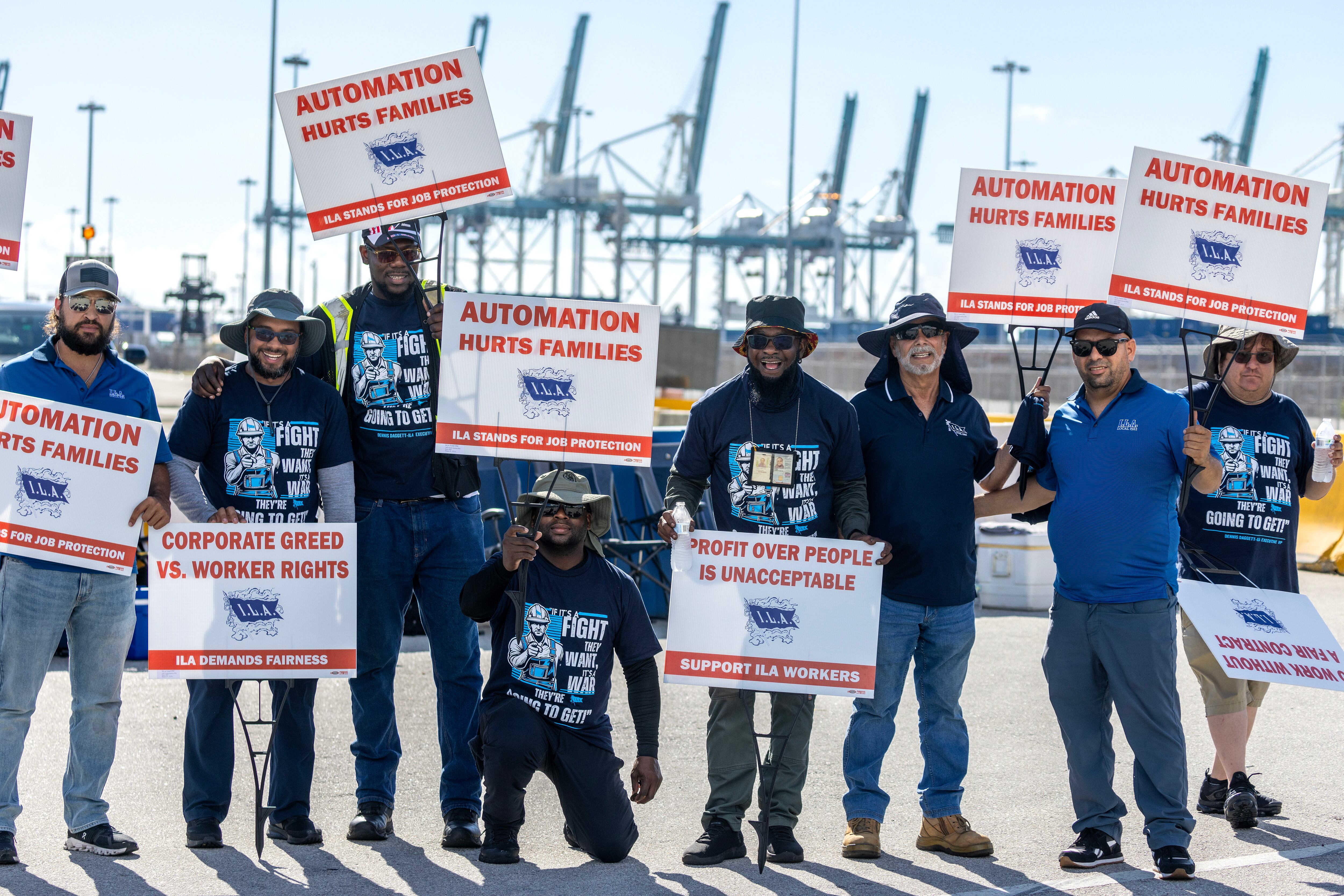 Estibadores manifestándose en el puerto de Miami (EE UU), el 1 de octubre.