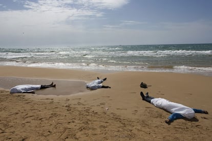 Sampieri, Italia, 30 de septiembre de 2013. Los cuerpos sin vida de tres inmigrantes se ven tendidos en la playa siciliana de Sampieri (Italia), donde el 30 de septiembre fueron recuperados en el mar por las fuerzas del orden de Italia. Las autoridades dijeron que una embarcación con 250 personas naufragó en el mar.