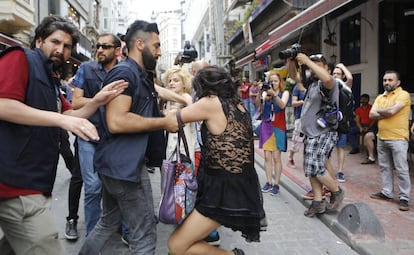 Detenci&oacute;n de una participante del orgullo gay en Estambul, este domingo