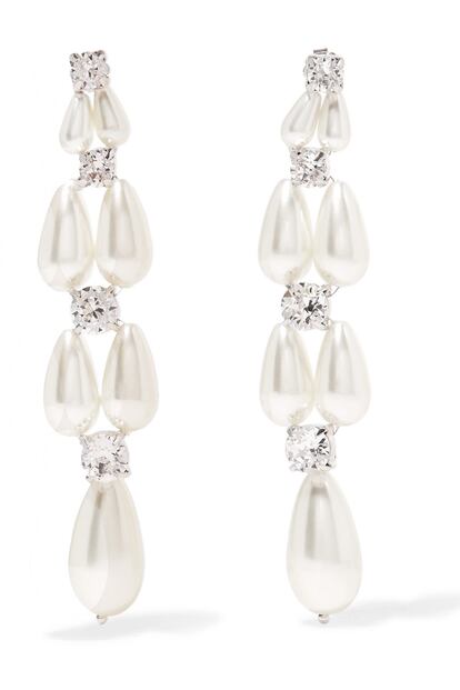 Las perlas reinventadas vienen con fuerza. Estos pendientes ultralargos de Simone Rocha son la prueba perfecta (215 euros).