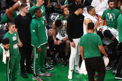 Jayson Tatum cabizbajo en la banca de los Celtics durante el cuarto cuarto del sexto juego de las finales de la NBA, cuando se hacía evidente que perderían el campeonato con un déficit de más de 10 puntos con un par de minutos en el reloj.