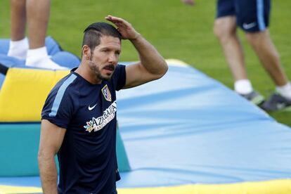 Diego Simeone, durante un entrenamiento del Atlético.