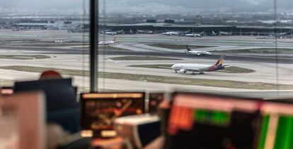 Vista del aeropuerto de Barcelona-El Prat desde la torre de control.