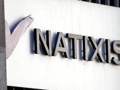 Logo de Natixis en una de sus oficinas de Par&iacute;s.