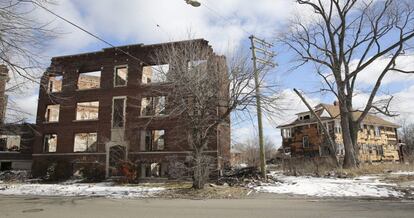 Detroit ha perdido un 60% de su población desde los años cincuenta, hasta llegar a los 700.000 habitantes —de 1,8 millones que tenía en 1950—, mientras que solo entre 2000 y 2010 experimentó la salida de un cuarto de sus habitantes, con algunas zonas urbanas convertidas en barrios fantasmas.