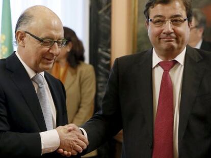 El ministro de Hacienda y Administraciones P&uacute;blicas, Crist&oacute;bal Montoro (i), y el presidente de la Junta de Extremadura, Guillermo Fern&aacute;ndez Vara (d).