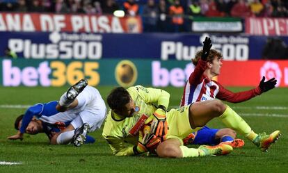 Diego López ataja un balón.