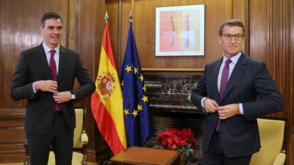 Reunión entre el presidente del Gobierno, Pedro Sánchez, y el líder del PP, Alberto Núñez Feijóo, en el Congreso de los Diputados, el 22 de diciembre.