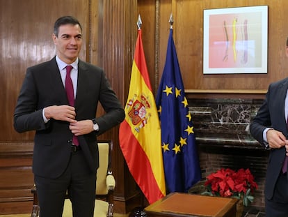 Pedro Sánchez (a la izquierda) y Alberto Núñez Feijóo, el viernes en el Congreso.