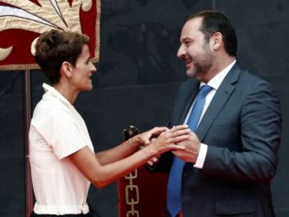 La nueva presidenta autonómica apela en su discurso, en una clara alusión a UPN, PP y Ciudadanos, a un diálogo respetuoso y pacífico entre partidos que beneficie a todos los navarros