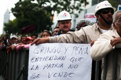 Un manifestante con un cartel que alude al presidente de México, Enrique Peña Nieto.