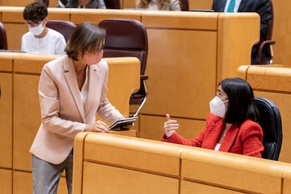 La ministra de Industria, Reyes Maroto, junto a la ministra de Sanidad, Carolina Darias.