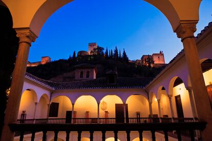 Patio del Museo Arqueológico de Granada. Al fondo, la Alhambra